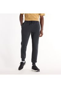 Spodnie męskie New Balance MP43904BK – czarne. Kolor: czarny. Materiał: poliester, bawełna, dresówka #1