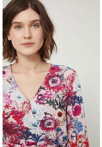 medicine - Medicine Bluzka damska kolor różowy w kwiaty. Okazja: na co dzień. Kolor: różowy. Materiał: tkanina. Długość rękawa: długi rękaw. Długość: długie. Wzór: kwiaty. Styl: casual #7