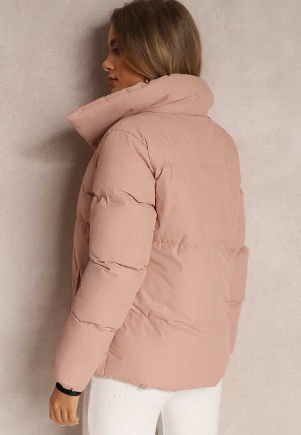 Renee - Różowa Kurtka Pikowana ze Stójką Heleis. Typ kołnierza: kołnierzyk stójkowy. Kolor: różowy. Wzór: jednolity. Sezon: zima, jesień