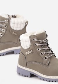 Born2be - Szaro-Białe Płaskie Traperki Ozdobione Napisem Pikowaniem i Sznurowaniem Ennelle. Okazja: na co dzień. Kolor: szary. Materiał: jeans. Wzór: aplikacja, napisy. Styl: klasyczny, casual, elegancki #3