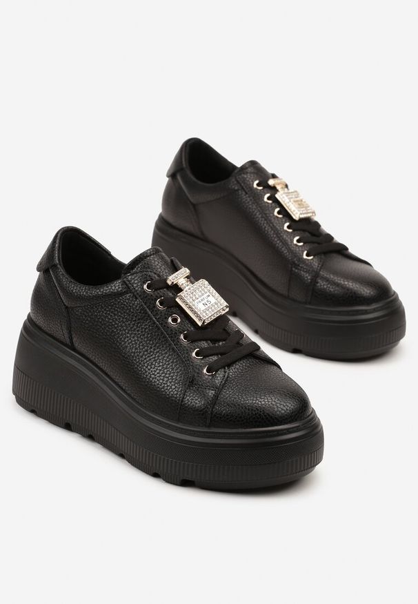 Born2be - Czarne Skórzane Sneakersy na Grubej Podeszwie z Metaliczną Ozdobą Falenna. Okazja: na co dzień. Kolor: czarny. Materiał: skóra. Wzór: aplikacja