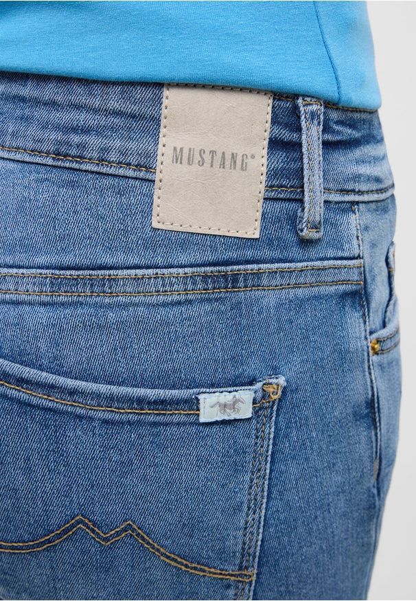 Mustang - Damskie Spodnie Jeansowe MUSTANG Crosby Relaxed Straight Denim Blue 1015294 5000 582. Okazja: na co dzień. Styl: elegancki, casual, klasyczny