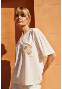 MOODO - T-shirt z hatfem na kieszonce biały. Kolor: biały. Materiał: bawełna