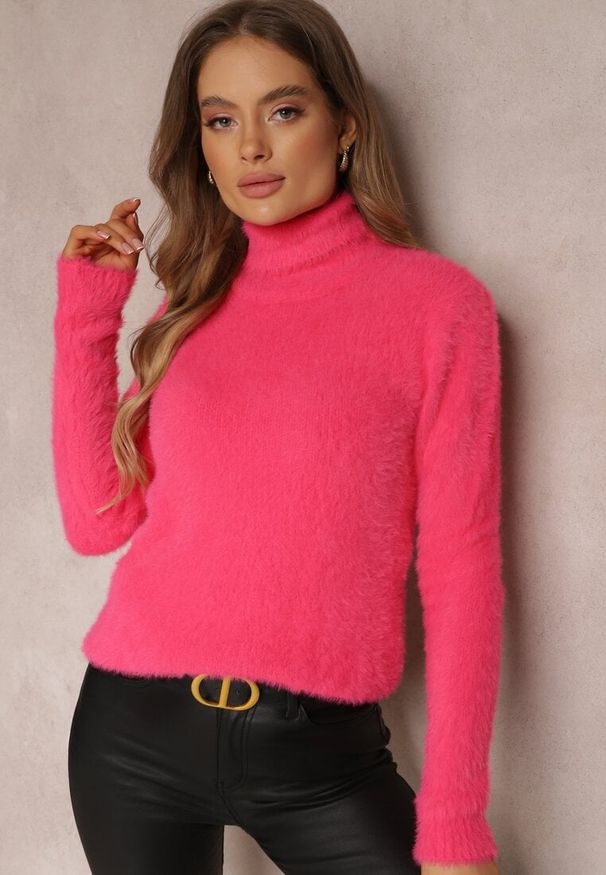 Renee - Różowy Golf Wełniany Cheki. Typ kołnierza: golf. Kolor: różowy. Materiał: wełna. Długość rękawa: długi rękaw. Długość: długie