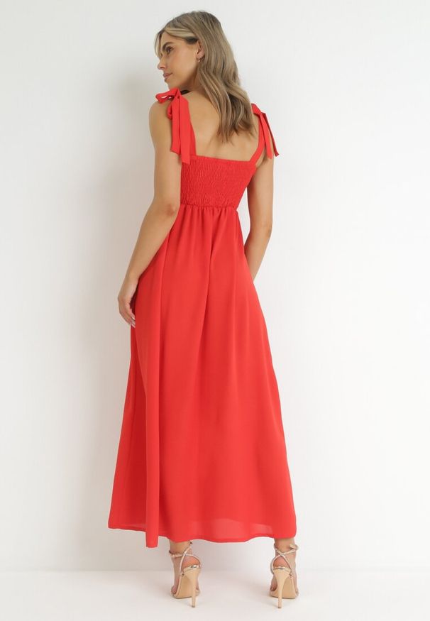 Born2be - Czerwona Rozkloszowana Sukienka na Wiązanych Ramiączkach z Rozcięciem Kalora. Kolor: czerwony. Materiał: tkanina. Długość rękawa: na ramiączkach. Wzór: gładki. Długość: maxi