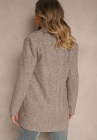 Renee - Brązowa Marynarka Bez Zapięć Wyposażona w Poduszki w Ramionach i Kieszenie Avalira. Okazja: na co dzień. Kolor: brązowy. Materiał: dzianina. Styl: klasyczny, casual #3