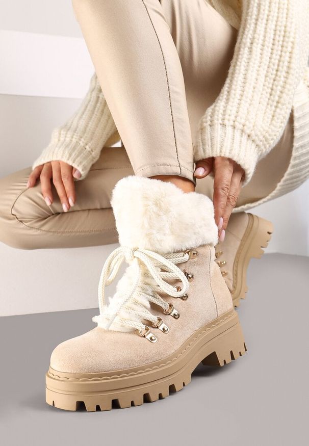 Born2be - Beżowe Traperki na Tłoczonej Podeszwie Ozdobione Futerkiem Taiva. Okazja: na co dzień. Kolor: beżowy. Materiał: futro. Wzór: aplikacja. Obcas: na płaskiej podeszwie. Styl: casual