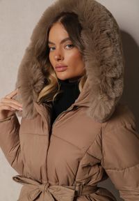 Renee - Beżowa Kurtka Pikowana z Kapturem i Odpinanym Kołnierzem Wiązana w Pasie Sialwenna. Typ kołnierza: kaptur. Kolor: beżowy. Materiał: jeans, futro. Styl: elegancki #5