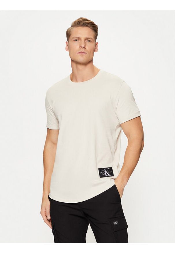 Calvin Klein Jeans T-Shirt Badge Turn Up Sleeve J30J323482 Écru Regular Fit. Materiał: bawełna