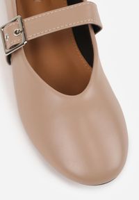 Renee - Ciemnobeżowe Balerinki na Płaskiej Podeszwie Mary Jane Ozdobione Paskiem ze Sprzączką Fareloma. Okazja: na spacer, do pracy. Zapięcie: pasek. Kolor: beżowy. Wzór: aplikacja. Sezon: wiosna. Obcas: na płaskiej podeszwie. Styl: elegancki, klasyczny #9