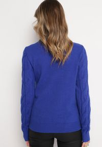Born2be - Granatowy Klasyczny Sweter w Ozdobny Splot Aliissa. Kolor: niebieski. Materiał: dzianina. Długość rękawa: długi rękaw. Długość: długie. Wzór: ze splotem. Styl: klasyczny #5