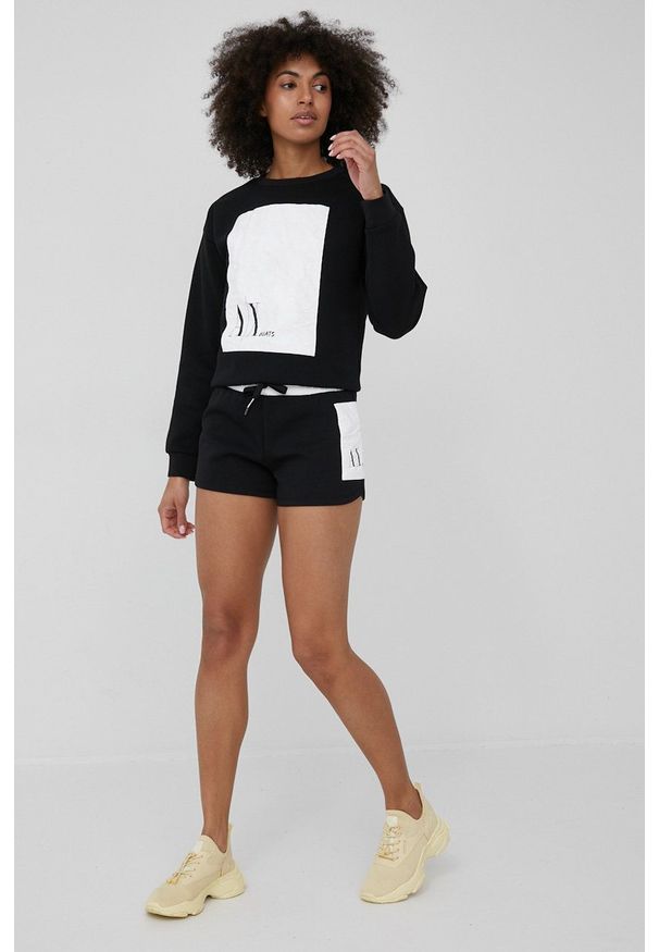 Armani Exchange szorty damskie kolor czarny z aplikacją medium waist. Okazja: na co dzień. Stan: podwyższony. Kolor: czarny. Wzór: aplikacja. Styl: casual