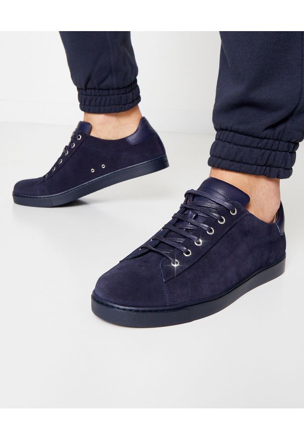 GIANVITO ROSSI - Granatowe sneakersy zamszowe. Nosek buta: okrągły. Kolor: niebieski. Materiał: zamsz. Sezon: wiosna