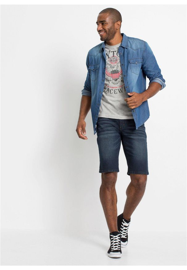 bonprix - Bermudy dżinsowe ze stretchem o kroju slim fit. Kolor: niebieski. Styl: elegancki