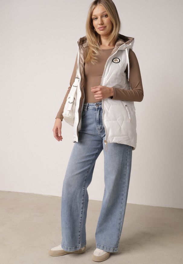 Born2be - Biała Pikowana Kamizelka o Długim Kroju z Nieodpinanym Kapturem i Aplikacją Koretes. Okazja: na co dzień. Kolor: biały. Materiał: prążkowany, poliester. Długość: długie. Wzór: aplikacja. Styl: casual