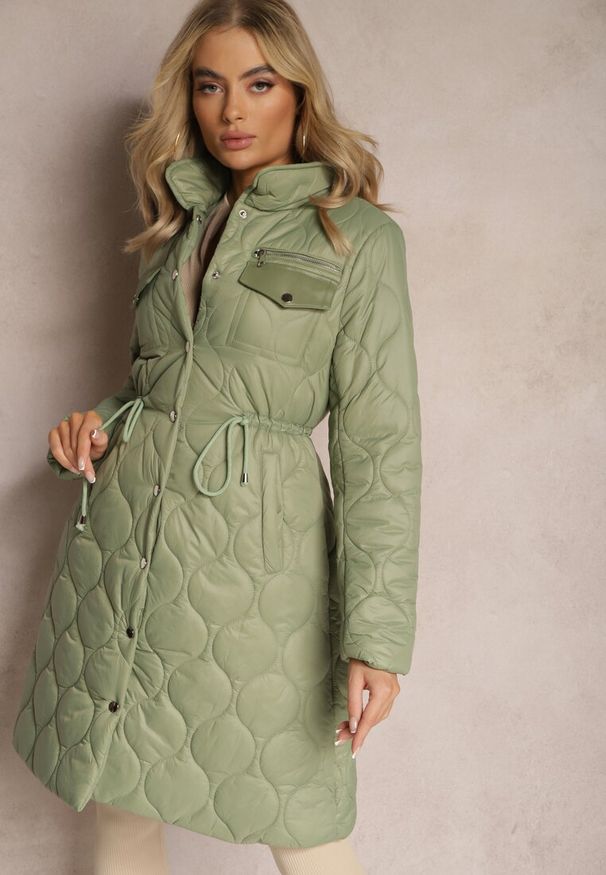 Renee - Zielona Kurtka za Kolano z Kołnierzem Pikowana Vilia. Kolor: zielony. Materiał: materiał. Sezon: jesień, wiosna. Styl: klasyczny