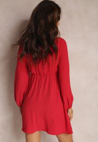 Renee - Czerwona Sukienka Rozkloszowana z Gumką w Pasie Thelo. Kolor: czerwony. Materiał: tkanina. Długość rękawa: długi rękaw. Wzór: jednolity, gładki. Styl: klasyczny, elegancki. Długość: mini #3