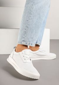 Born2be - Białe Sneakersy Skórzane z Perforowaną Cholewką Tiravis. Okazja: na co dzień. Kolor: biały. Materiał: skóra. Szerokość cholewki: normalna. Wzór: aplikacja #5