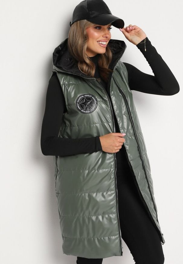 Born2be - Zielona Pikowana Długa Kamizelka z Kapturem Ozdobiona Naszywką Mevaya. Okazja: na co dzień. Typ kołnierza: kaptur. Kolor: zielony. Materiał: jeans. Długość: długie. Wzór: aplikacja. Styl: casual