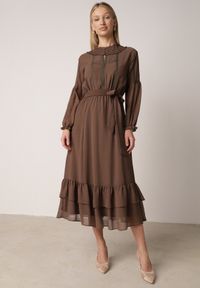 Born2be - Brązowa Rozkloszowana Sukienka Ozdobiona Falbanami Paskiem i Guzikami Nevissia. Okazja: na co dzień. Kolor: brązowy. Materiał: poliester, materiał. Wzór: aplikacja. Styl: casual, elegancki, klasyczny #2