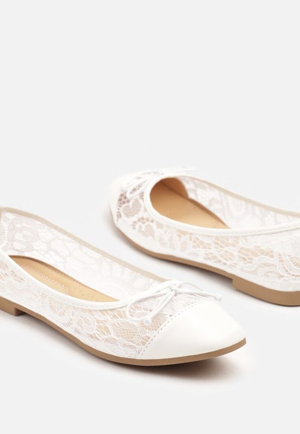 Renee - Białe Koronkowe Balerinki Vices z Ozdobną Kokardką Desanelis. Okazja: na co dzień. Kolor: biały. Materiał: koronka. Obcas: na obcasie. Styl: elegancki, casual. Wysokość obcasa: niski