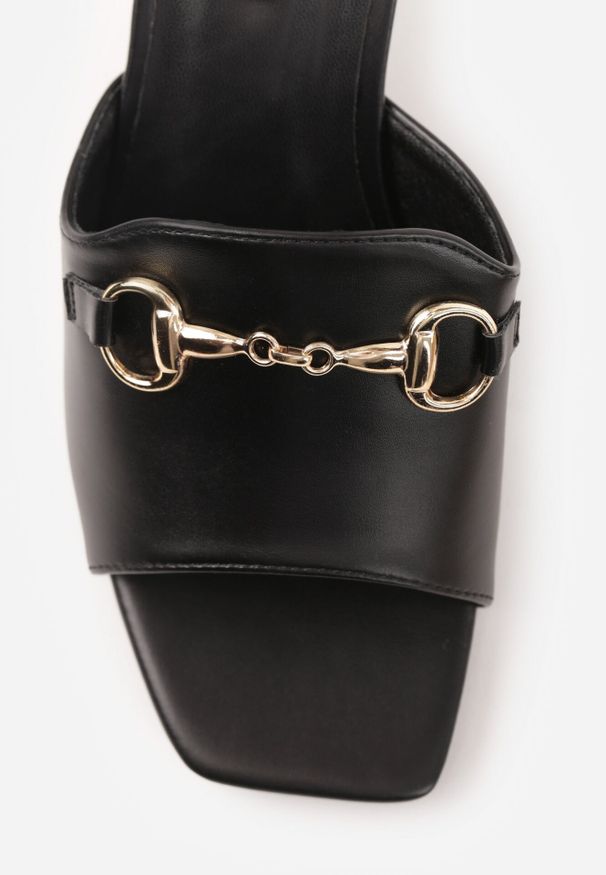 Born2be - Czarne Eleganckie Klapki na Słupku z Odkrytym Noskiem i Metaliczną Aplikacją Anazia. Okazja: na co dzień. Kolor: czarny. Materiał: jeans. Wzór: aplikacja. Sezon: lato. Obcas: na słupku. Styl: elegancki