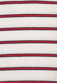 Renee - Czerwono-Biały T-shirt z Bawełny Ozdobiony Poziomymi Paskami Nautida. Okazja: na co dzień. Kolor: biały. Materiał: bawełna. Wzór: aplikacja. Styl: casual #5
