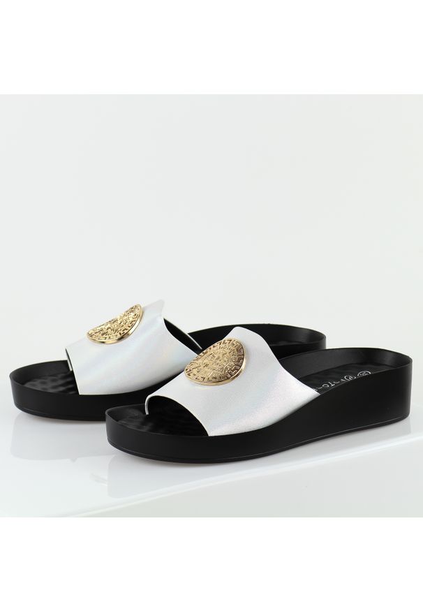 POTOCKI - Srebrne klapki damskie na platformie Potocki 43326. Kolor: srebrny. Materiał: skóra. Wzór: aplikacja. Sezon: wiosna, lato. Obcas: na platformie. Styl: klasyczny, elegancki