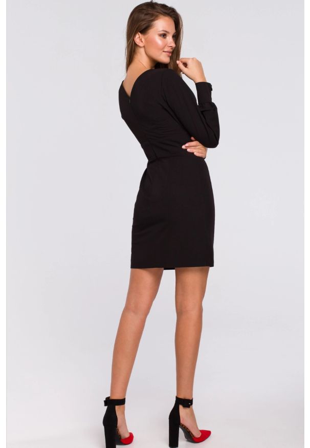 Sukienki.shop - Elegancka sukienka mini z głębokim dekoltem V czarna. Typ kołnierza: dekolt w kształcie V. Kolor: czarny. Styl: elegancki. Długość: mini