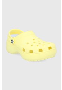 Crocs - Klapki. Nosek buta: okrągły. Kolor: żółty. Materiał: guma. Obcas: na platformie