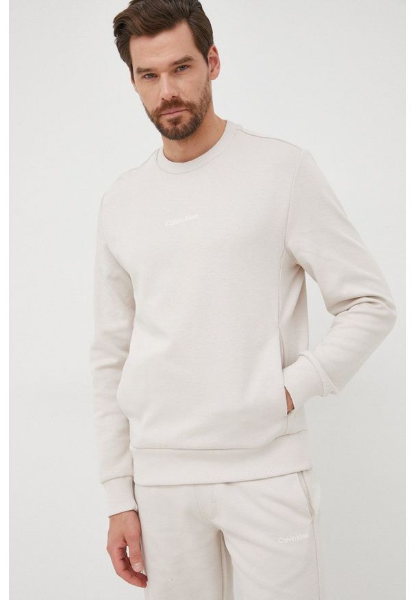 Calvin Klein bluza męski kolor beżowy. Kolor: beżowy. Długość rękawa: długi rękaw. Długość: długie. Wzór: nadruk