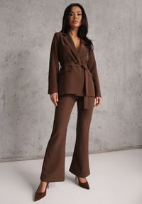 Renee - Brązowy Komplet o Garniturowym Kroju z Marynarką z Wiązaniem i Spodniami Falestra. Kolor: brązowy #1