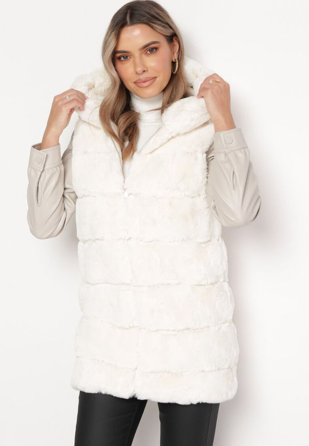 Born2be - Jasnobeżowa Futerkowa Kamizelka z Kapturem i Przeszyciami Radioso. Typ kołnierza: kaptur. Kolekcja: plus size. Kolor: beżowy. Materiał: futro