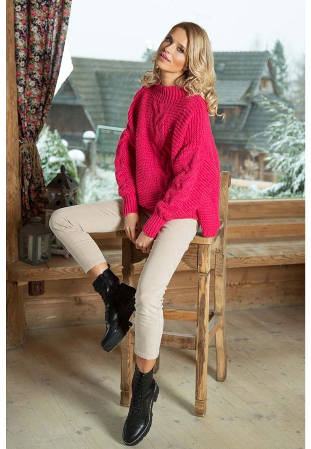 Fobya - Różowy Ciepły Sweter z Warkoczem z Metaliczną Nitką. Kolor: różowy. Materiał: wełna, akryl