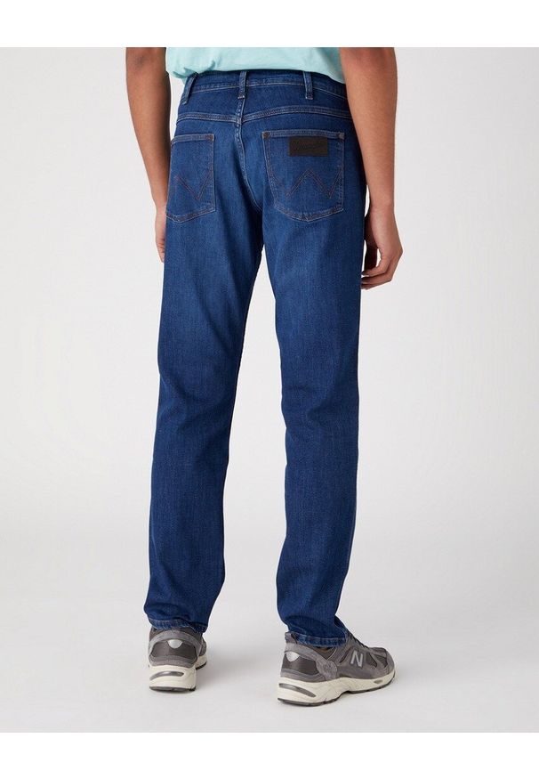 Wrangler - WRANGLER GREENSBORO MĘSKIE SPODNIE JEANSOWE FREE WAY W15QYJZ99 112331145