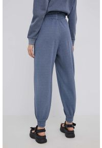 Tommy Jeans spodnie damskie gładkie. Kolor: niebieski. Materiał: bawełna. Wzór: gładki