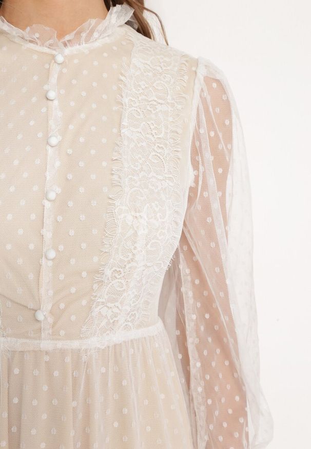 Born2be - Biała Rozkloszowana Sukienka Maxi z Przezroczystszego Tiulu Ozdobiona Koronką Lanessa. Kolor: biały. Materiał: tiul, koronka. Wzór: koronka, aplikacja. Długość: maxi