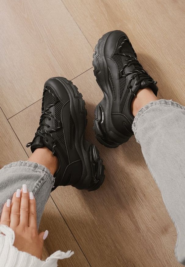 Born2be - Czarne Sneakersy na Tłoczonej Podeszwie z Ozdobnym Sznurowaniem i Wstawkami z Siateczki Xerxia. Kolor: czarny