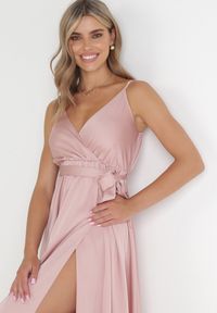 Born2be - Jasnoróżowa Sukienka Maxi z Gumką w Pasie i Kopertowym Dekoltem Aloyse. Kolor: różowy. Materiał: materiał. Długość rękawa: na ramiączkach. Typ sukienki: kopertowe. Styl: elegancki. Długość: maxi #3