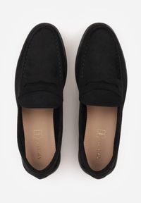 Born2be - Czarne Klasyczne Mokasyny VICES z Imitacji Zamszu ze Skórzaną Wkładką Haliris. Okazja: na co dzień. Kolor: czarny. Materiał: zamsz, skóra. Styl: klasyczny #3