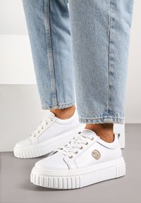 Born2be - Białe Skórzane Sneakersy na Grubej Podeszwie z Metaliczną Aplikacją Dolarisa. Okazja: na co dzień. Kolor: biały. Materiał: skóra. Wzór: aplikacja