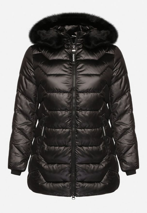 Born2be - Czarna Kurtka z Pikowanymi Przeszyciami i Odpinanym Futerkiem przy Kapturze Vensie. Okazja: na co dzień. Kolekcja: plus size. Kolor: czarny. Materiał: futro. Styl: casual, elegancki, klasyczny