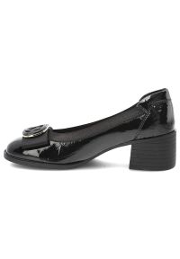 Półbuty damskie Filippo, cholewka ze skóry naturalnej lakierowanej wsuwany fason ozdobna aplikacja, czarne, DP6960/26. Kolor: czarny. Materiał: lakier, skóra. Szerokość cholewki: normalna. Wzór: aplikacja. Obcas: na obcasie. Styl: elegancki. Wysokość obcasa: średni #6