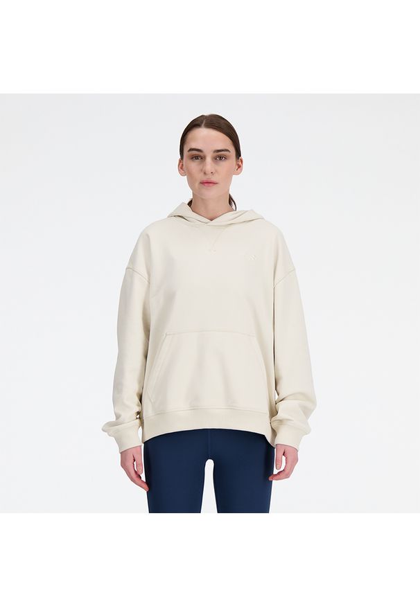 Bluza damska New Balance WT41537LIN – beżowa. Okazja: na co dzień. Kolor: beżowy. Materiał: dresówka, bawełna, prążkowany. Wzór: ze splotem. Styl: klasyczny, casual