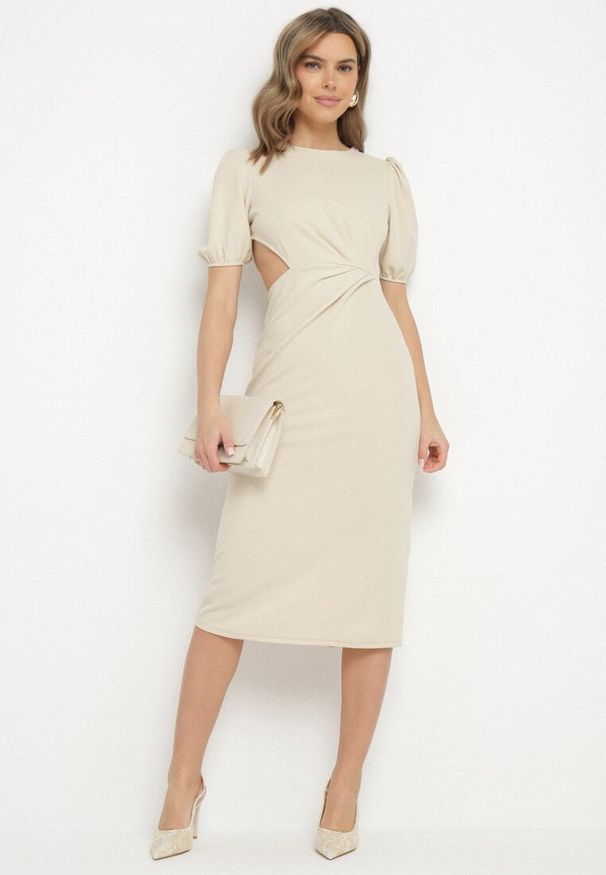 Born2be - Beżowa Sukienka o Dopasowanym Kroju z Marszczeniem i Wycięciem w Talii Desannia. Okazja: na co dzień. Kolor: beżowy. Długość rękawa: krótki rękaw. Typ sukienki: dopasowane. Styl: casual, klasyczny