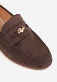 Renee - Ciemnobrązowe Mokasyny VICES ze Skórzaną Wkładką i Metaliczną Ozdobą Sereisana. Nosek buta: okrągły. Kolor: brązowy. Materiał: skóra. Wzór: aplikacja. Obcas: na obcasie. Wysokość obcasa: niski #2