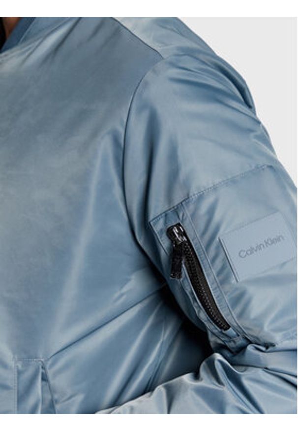 Calvin Klein Kurtka bomber Hero K10K109907 Niebieski Relaxed Fit. Kolor: niebieski. Materiał: syntetyk