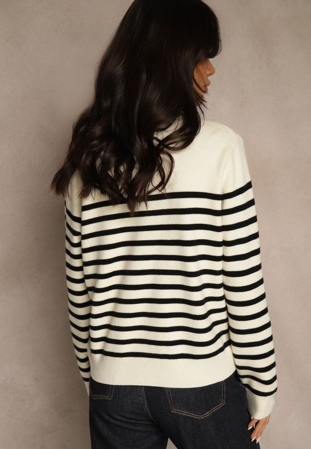 Renee - Czarno-Kremowy Sweter z Wiskozą w Paski Ozdobiony Guzikami Lilettia. Kolor: czarny. Materiał: wiskoza. Wzór: aplikacja, paski. Styl: street