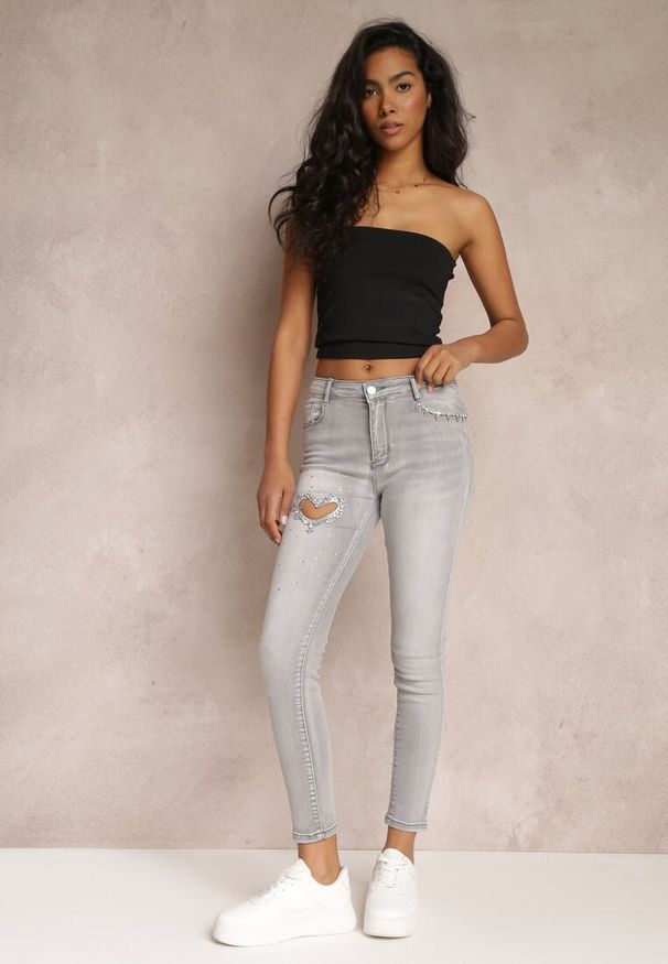 Renee - Jasnoszare Jeansy Skinny Push-Up z Wycięciem i Cyrkoniami Idomara. Kolor: szary. Wzór: aplikacja