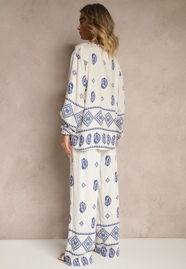 Renee - Biało-Niebieski Komplet w Stylu Etno Spodnie z Gumką w Pasie i Bluzka Oversize Eviralyn. Kolor: biały